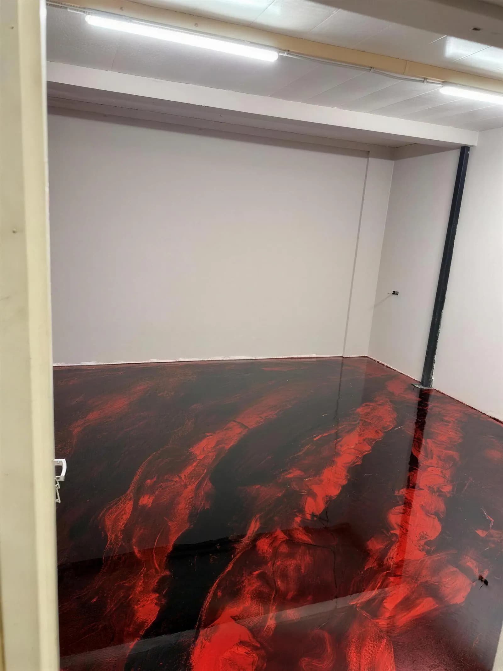 Metallic gietvloer in rood en zwart met hoogglans afwerking