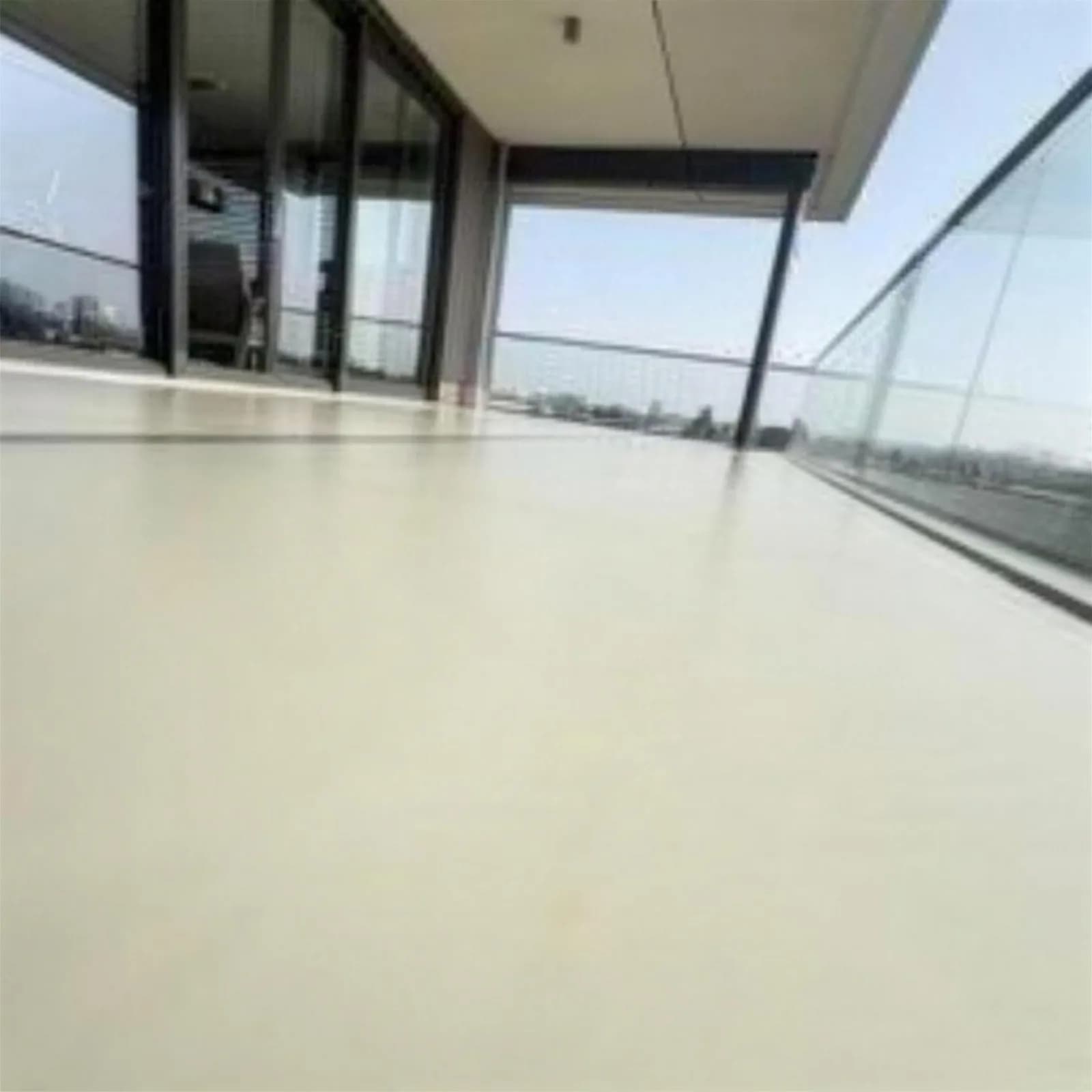 Penthouse-dakterras met naadloos gecoate vloer en glazen balustrade